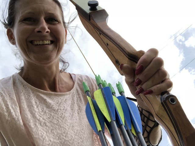 Warnung in Tulln: Redakteurin Karin Zeiler mit Pfeil und Bogen. | Foto: Zeiler