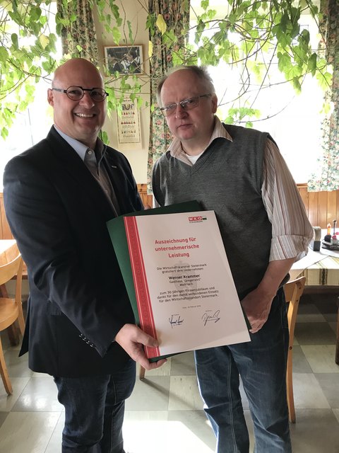 Peter Sükar gratulierte Werner Krammer zum Betriebsjubiläum. | Foto: Cescutti