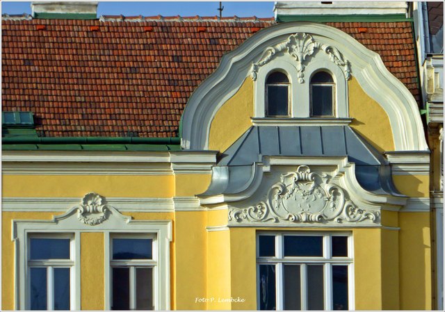 Das Gebäude an der Schönbrunner Straße von der Grünbergstraße aus gesehen. Leider nur ein kleiner Ausschnitt, der aber von der besonderen Schönheit dieses Hauses ahnen lässt.