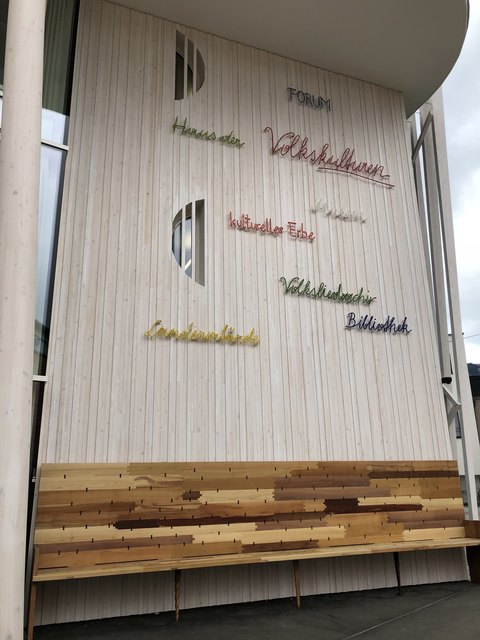 Im Haus der Volkskulturen finden alle sieben volkskulturellen Landesverbände sowie das Referat Volkskultur, kulturelles Erbe und Museen, eine Heimat.