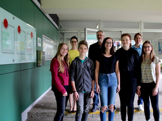 HLW-Direktor Erich Hinterleitner (4.v.l.) mit Schülern und Lehrerinnen vor den Don Bosco Schulen Vöcklabruck. | Foto: MeinBezirk/M. Rabl