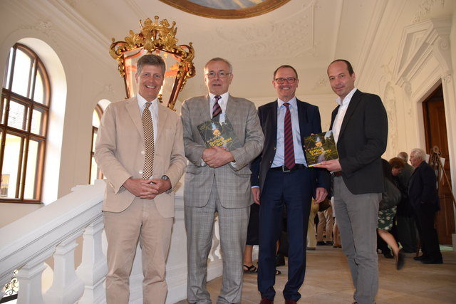 Buchpräsentation im Barockschloss: Moderator Karl Hohenlohe, Oliver Rathkolb, Universität Wien, ssowie Rudolf Freidhager und Gerald Oitzinger von den Bundesforsten.