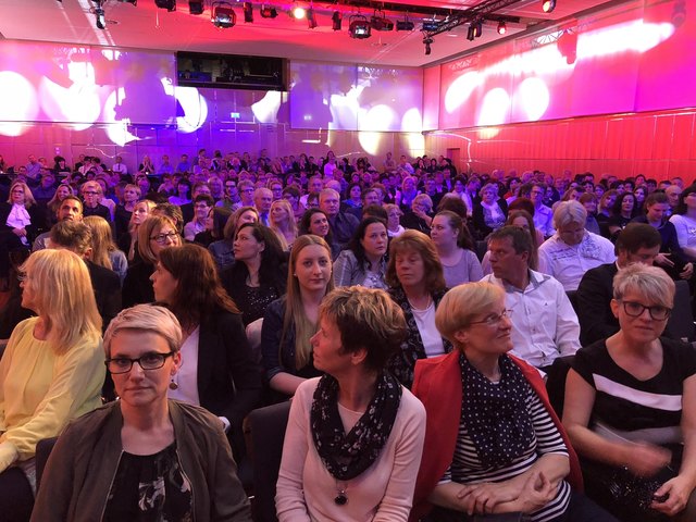 Jeder Platz ist besetzt im Saal des Casinos Velden