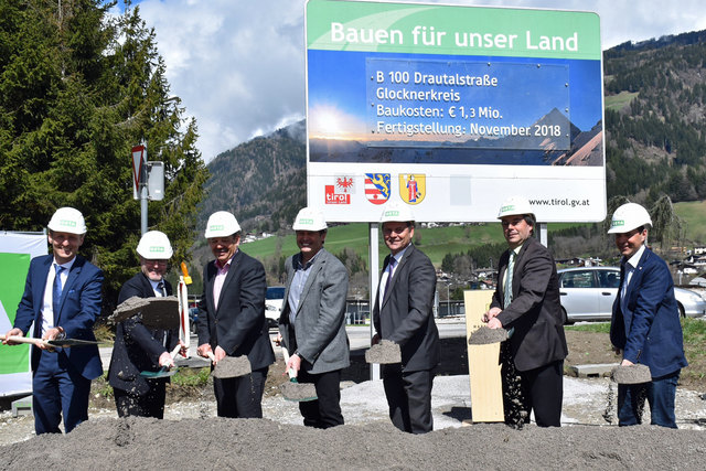 Der feierliche Spatenstich wurde durchgeführt von (v.li.) Axel Thomaschütz (Fa. OSTA), Robert Marko (Regionaldirektor Fa. Interspar), Josef Saxer (Abteilung Verkehr und Straße), Harald Haider (Leiter BBA Lienz), LHStv Josef Geisler, Bgm. Andreas Pfurner und Johannes Nemmert (BBA Lienz).