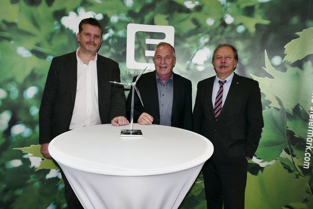 Wolfgang Bach, Franz Penz und Heinz Jauk besiegeln die Windpark-Partnerschaft. | Foto: Energie Steiermark