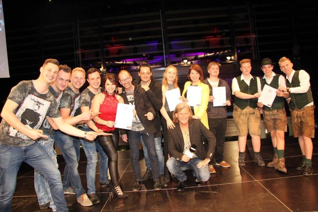 Das Siegerfoto: Die Echos vorne links, daneben Elisa Maier, Elisabeth Kreuzer (Wildcard), Joachim Bischof (Wildcard) und das steirische Gleinalm Trio | Foto: Casino Austria