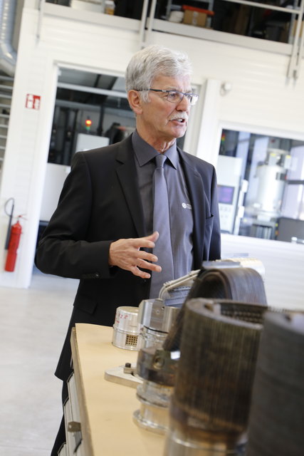 Josef Frauscher, Geschäftsführer von Frauscher Thermal Motors, führt die Besucher durch das neue Technikum in St. Marienkirchen.