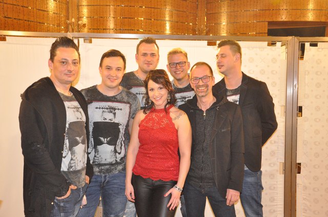 Noch einmal: Die Elchos. Die Mutter der Sängerin feierte just am 12. April Geburtstag. Das brachte Glück: Sie sind weiter.