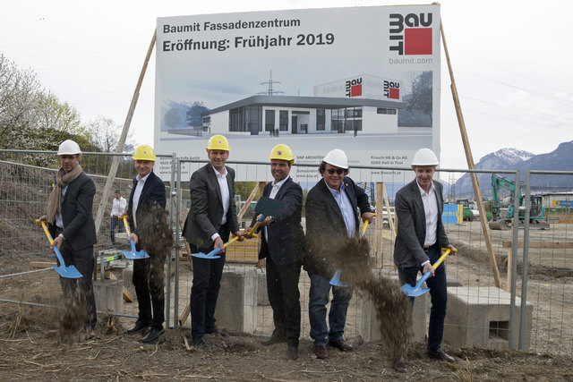 Architekt Christian Neureiter, Stephan Giesbergen und Wilhelm Struber und Robert Schmid (Geschäftsführer Baumit), Eduard Fröschl und Thomas Mayr (Geschäftsführer Fröschl).