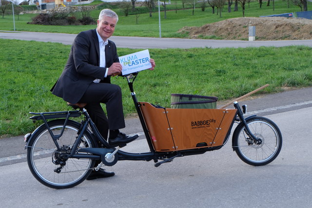 Anton Kasser testet ein Transportfahrrad.