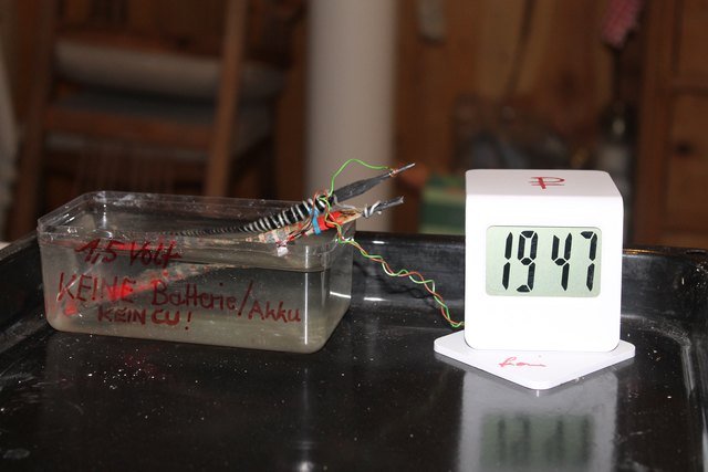 Bleistift umwickelt mit Magnesiumband statt Batterie.