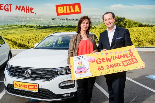 Anna Maria Lichtl aus Laussa mit Billa Vorstandssprecher Robert Nagele vor ihrem neuen VW T-Roc. | Foto: Dusek/ BILLA AG