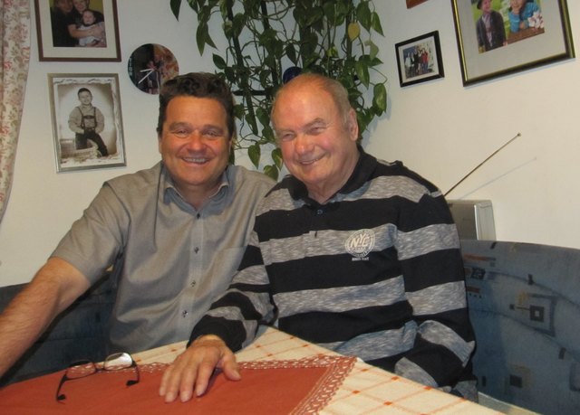 Egon Höll gratulierte dem frisch gebackenen "80er" Hermann Stricker.