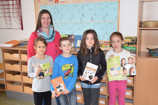 Die Schüler Sophie Schrammel, Tobias Zwölfer, Mia Paumann, Kirjam Weixelbaum (v.l.) von Klassenlehrerin Alexandra Hahn (hinten) präsentieren ihre Lieblingsbücher.