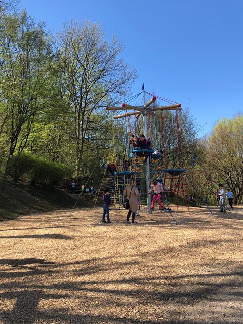 Der Kletterturm mit den Nestern wurde sofort  von den Kindern belagert | Foto: Huber