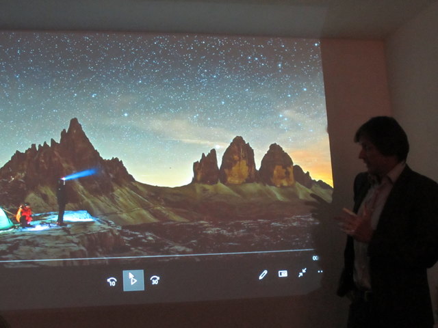 Norbert Span bei der Präsentation der Bilder.
