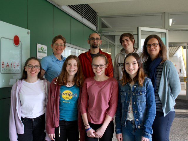 BAfEP-Direktorin Margit Gangl (r.) mit Schülern und Lehrern vor den Don Bosco Schulen Vöcklabruck. | Foto: MeinBezirk/M. Rabl
