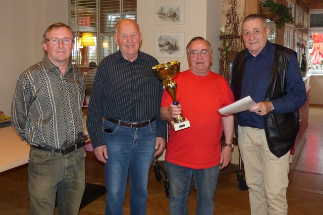 v.l. Sportreferent Felix Schinnerl, Bez.Vorsitzender-Stv. Ing. Hans Hierz, Bezirksmeister Ernst Gigerl, der es bereits zum vierten Mal schaffte und Organisator Willi Langs.