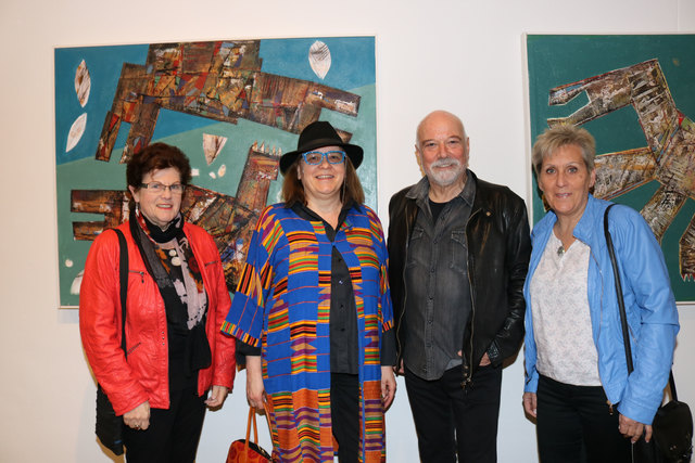 Gruppenbild mit Herrn. Die Vernissage von Johann Wegscheider lockte viele Gäste an.