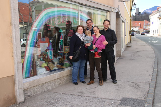Pastoralassistentin Eva Schwarz-Dellemeschnig, Leo Kudlicka, Betty Quast mit Sohn Poldi und Thomas Moritz vor dem Friesacher Kost-Nix-Laden