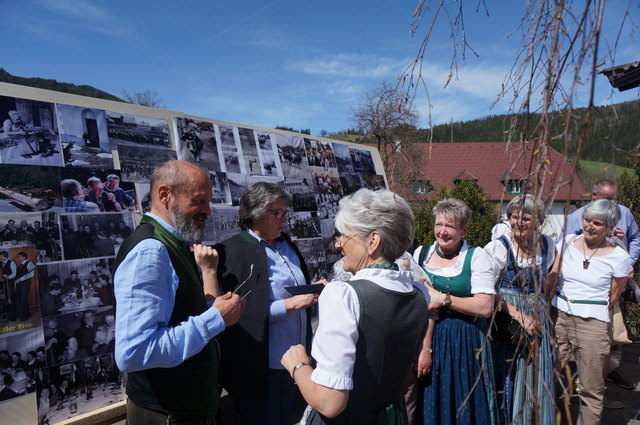 Ausstellung "Etmißl seinerseits": Peter Ziegler (links) schwelgte mit Besuchern in alten Erinnerungen.