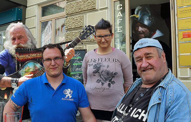 Centauri Alpha, Michael & Desiree Töpfer (Ihn. Cafe Zum Mandl) und Franz Mayer - im Hintergrund Roland Pössenbacher (Werbegrafik/foto)