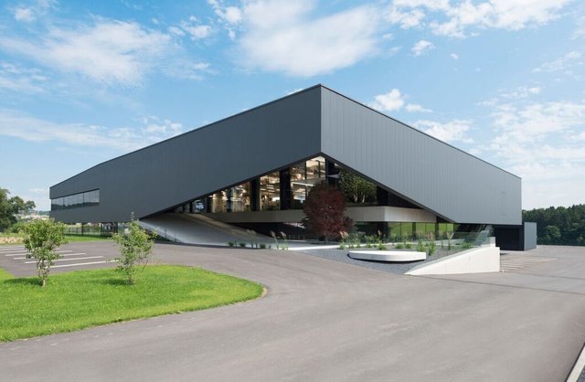 Das markante Gebäude im Gewerbegebiet von Wartberg/Aist wurde 2016 mit dem Architekturpreis ausgezeichnet.