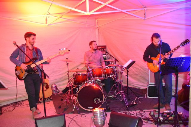 "Caparo" traten im "lokal" auf