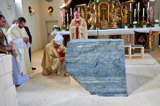 Im Altar sind Reliquien des Hl. Martin und des Seligen Josef Mayr-Nusser beigesetzt.