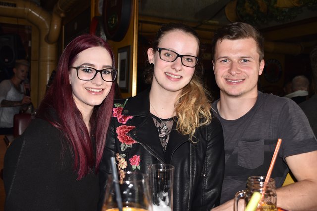 Im Bierbaron: Tanja, Eva und Andrej (von links)