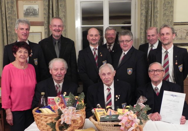1.Reihe : VBgm Brameshuber ,Helm Willi ( 65 Jahre Mitglied)Urban Georg (28 Jahre Kassier) Seyr Sepp (6 Jahre ObmannStv)2.Reihe v.l.: Obmann Winter H.,Lindner R.(CHVOE),Infanger L.,Hirsch F.,Kopf H.,Baumgarthuber A., Chorleiter Faderl S.                                                                     Foto : Kopf H.