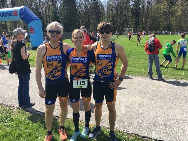 v.l.n.r. Christian Schiebl, 5. Platz bei den NÖ. Landesmeisterschaften im Duathlon (Kurz),  U 23-Teilnehmer Valentin Neuhauser und die Drittplatzierte in der Landesmeisterschaft W 50 Elke Schiebl