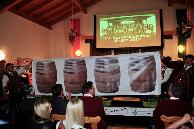 Das "Bierplakat" ist noch überschaubar – hier sollen noch viele Fässer dazukommen!