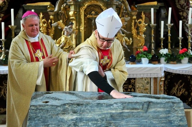 Durch die Salbung mit Chrisam wird der Altar zum Symbol Christi – Abt Raimund assistierte dem Bischof.