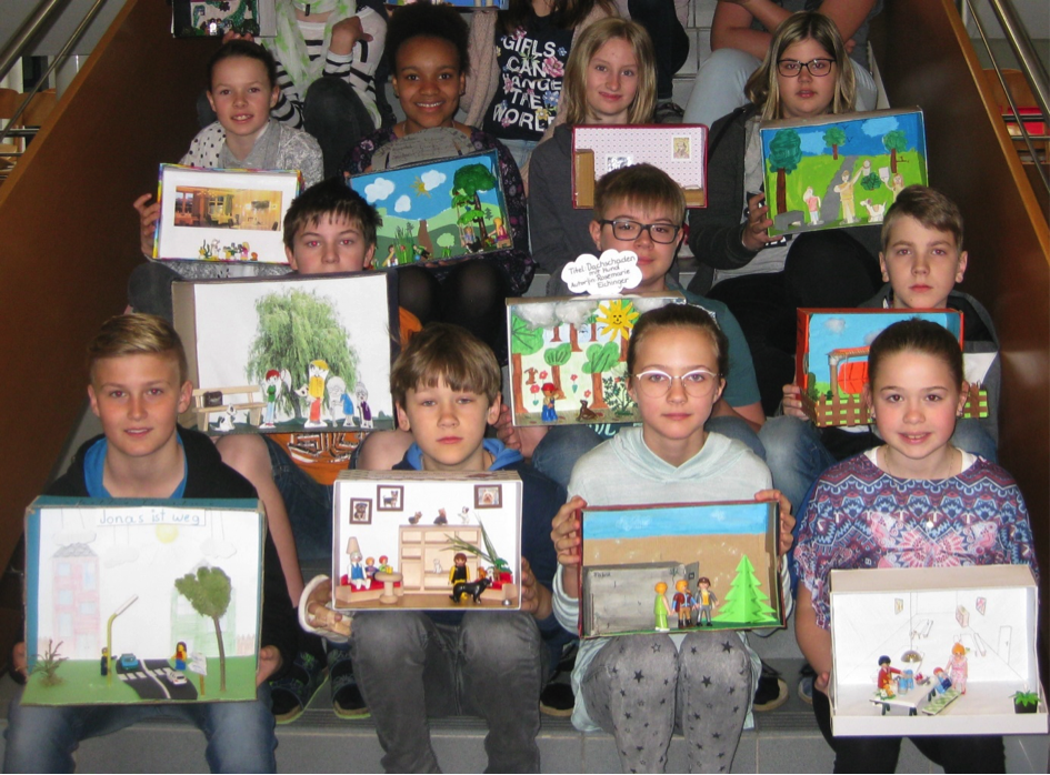 Schülerinnen und Schüler mit ihren Leseschaufenstern