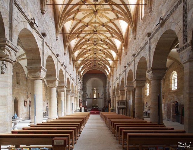 Hell und mit neuen Sitzbänken ausgestattet zeigt sich nun der Innenraum in neuer Pracht.