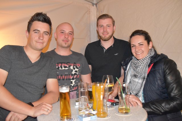 Im Caffe Latte: Kevin Weitzer, Christopher Poluk, Patrick Habernik und Ines Weitzer (von links)