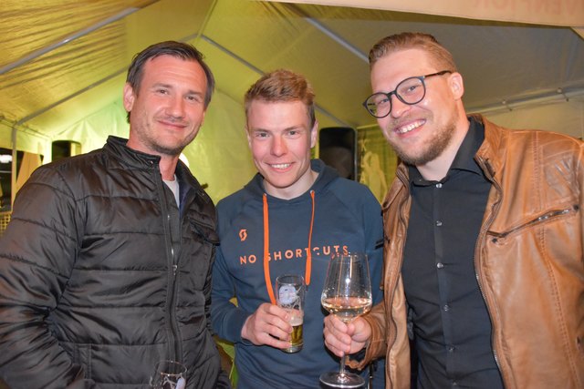 Tourstopp bei der Haltestelle: Roland, Jonas und Markus (von links)