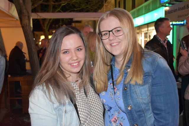 Anja und Selina hörten sich "Caparo" an