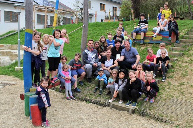 Gruppenfoto mit den teilnehmenden Kindern sowie Obfrau des Elternvereins Melanie Hammer, Gudrun Tuscher und Martin Haas vom Bewegungsland Steiermark, Robert Frauwallner vom Eltern-Bildungs-Team