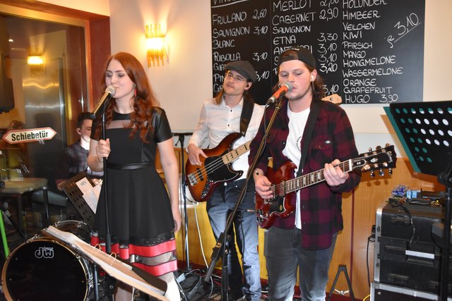 "MeetU" mit ihrer neuen Sängerin Sarah Zippusch sorgten im Caffe Latte für Stimmung