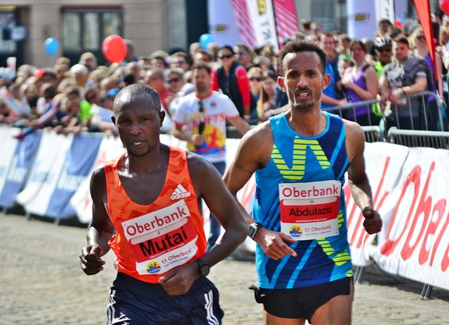 Geoffrey Mutai (li.)