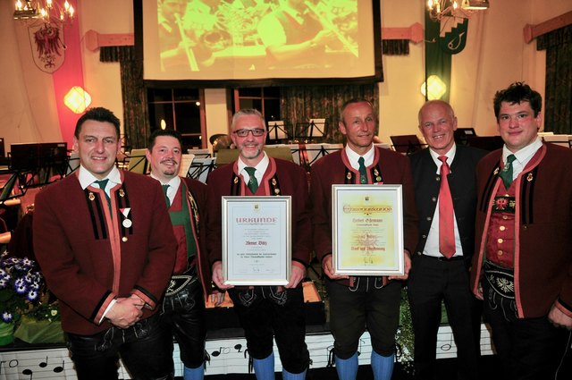 Ehrung: Herbert Ostermann (3.v.r.) und Werner Dilitz (2.v.l.) mit den Gratulanten.