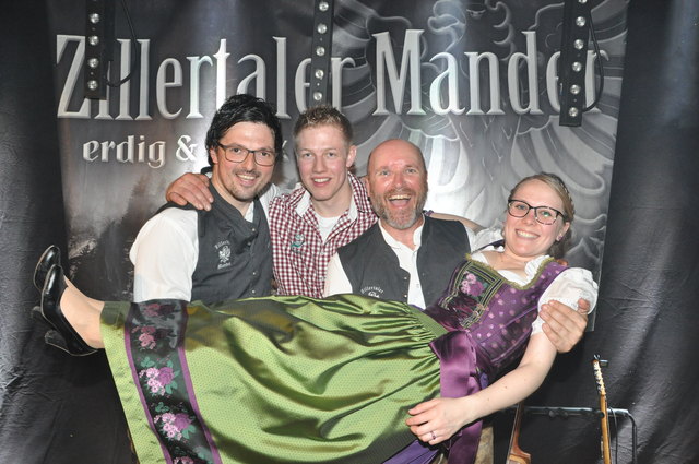Hier weiß man(n), was sich gehört: Die Zillertaler Mander mit  Obm. Andreas Mayr und Ortsleiterin Katharina Steiner.