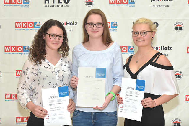 1. Platz: Hanna Madlmayr, Rebecca Ornezeder, Anja Weilguni (v. l. ).