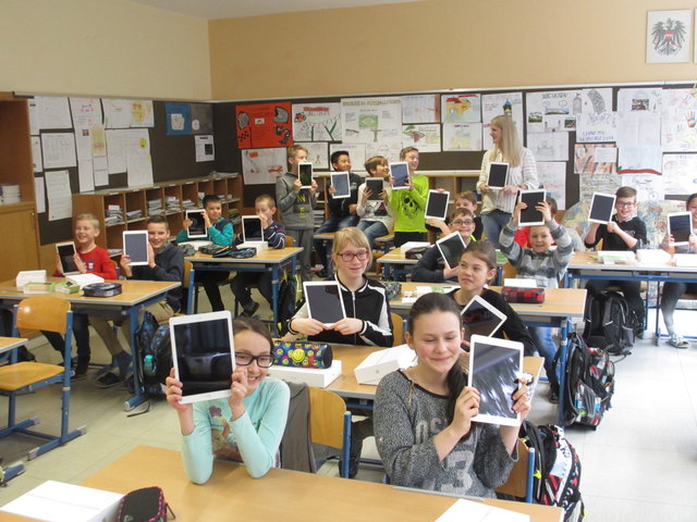Schüler einer Schulklasse der NMS Helfenberg mit ihren neuen Tablets. | Foto: privat