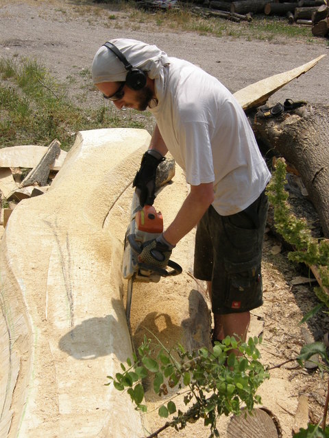 Der Bildhauer bei der Arbeit. | Foto: privat