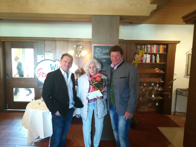 Bürgermeister Hanspeter Außerhofer (re.) mit Jubilarin Martha Matthees und Bgm-Stv. Otto Kärle. | Foto: privat