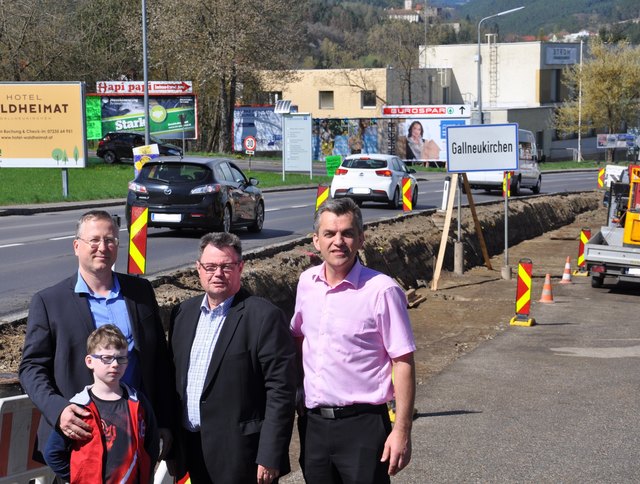 Der Gallneukirchener Vzbgm. Helmut Hattmanndorfer mit seinem  Sohn, Bürgermeister Herbert Fürst und Vzbgm. Stefan Schöffl an der Baustelle (v. l.). | Foto: Fürst