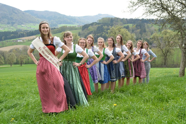 Stolz auf den Most: Die Kandidatinnen wollen als künftige Mostprinzessinnen unsere Region mit ihren Obstbäumen bestens präsentieren.